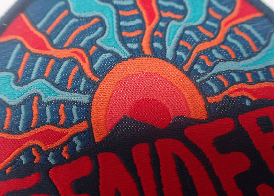 Ferro feito sob encomenda do bordado do crachá da imprensa do calor no Applique do remendo para a roupa
