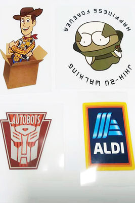As etiquetas de Tagless das etiquetas do serviço de impressão da transferência térmica da camisa de T projetam o logotipo