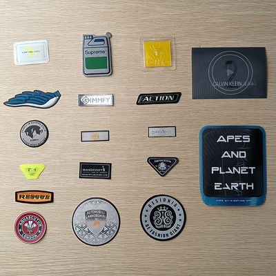 O ferro nos crachás 3D gravou a marca Logo Soft que TPU remenda para a roupa