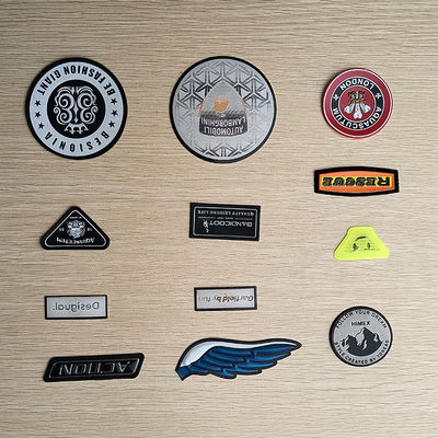 A alta frequência gravou crachás macios de TPU remenda o logotipo translúcido do nome do arco-íris