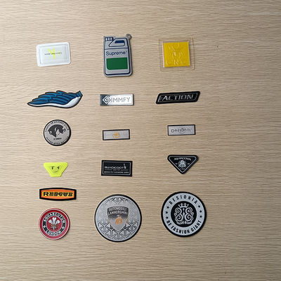 os crachás grossos do logotipo TPU do nome de 3mm 3D Debossed remendam etiquetas para sacos