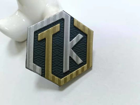 A transferência térmica gravada feita sob encomenda Tpu da camisa do logotipo T do nome etiqueta para o vestuário