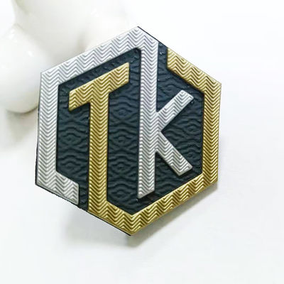 A transferência térmica gravada feita sob encomenda Tpu da camisa do logotipo T do nome etiqueta para o vestuário