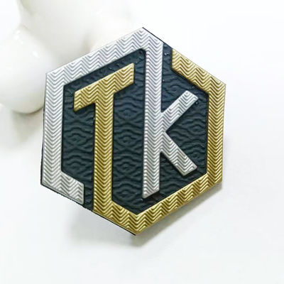 A transferência térmica gravada feita sob encomenda Tpu da camisa do logotipo T do nome etiqueta para o vestuário