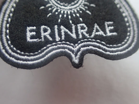 As pás que pretas o coração bordou o ferro do Chenille na suportação costuram no remendo de pano