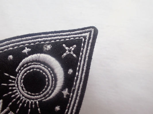 As pás que pretas o coração bordou o ferro do Chenille na suportação costuram no remendo de pano