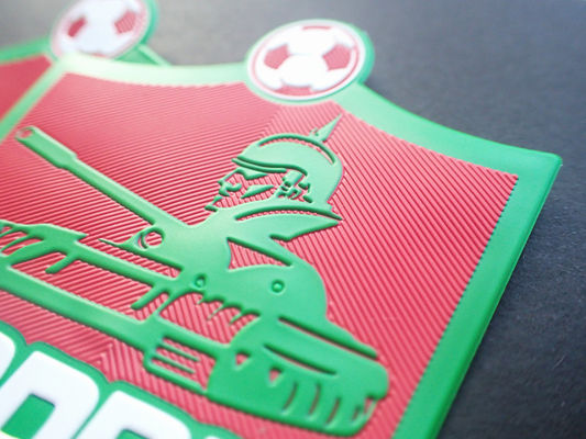 o logotipo TPU dos esportes do futebol 3D gravou remendos para a roupa exterior