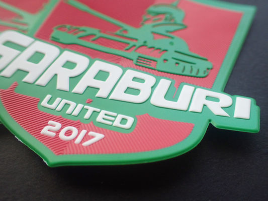 o logotipo TPU dos esportes do futebol 3D gravou remendos para a roupa exterior