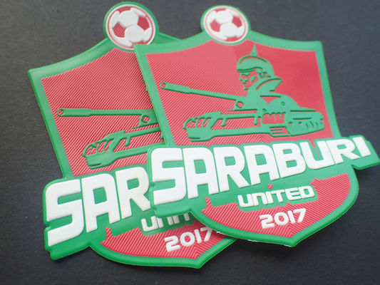 o logotipo TPU dos esportes do futebol 3D gravou remendos para a roupa exterior