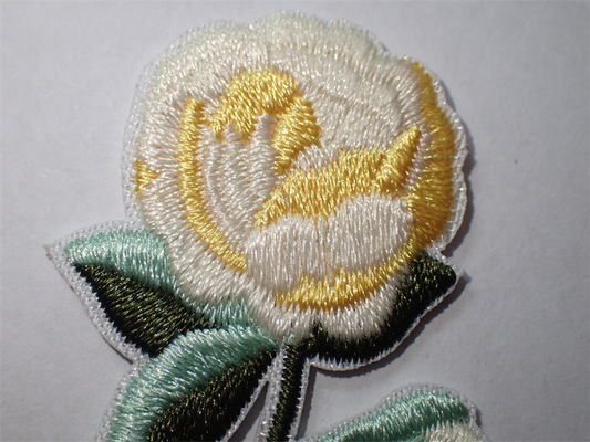 As flores feitas sob encomenda bordadas costuram ou passam no remendo para o Applique da roupa