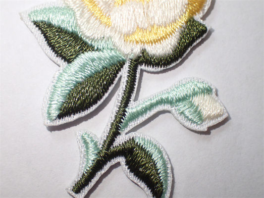 As flores feitas sob encomenda bordadas costuram ou passam no remendo para o Applique da roupa