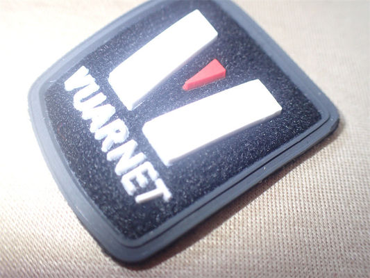 Crachá Logo On Fiber feito sob encomenda da injeção da etiqueta da roupa do OEM 3D micro