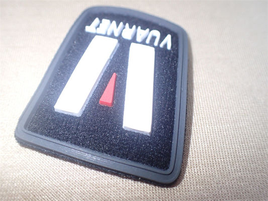 Crachá Logo On Fiber feito sob encomenda da injeção da etiqueta da roupa do OEM 3D micro