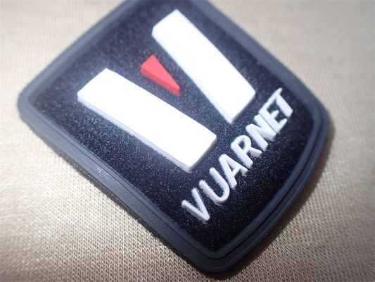 Crachá Logo On Fiber feito sob encomenda da injeção da etiqueta da roupa do OEM 3D micro