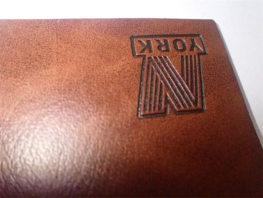 A roupa de couro feita sob encomenda do projeto da etiqueta gravou os remendos de couro para o vestuário