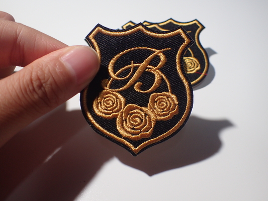O costume original do estilo de Eco bordou o ouro Rose Raised Effect do remendo
