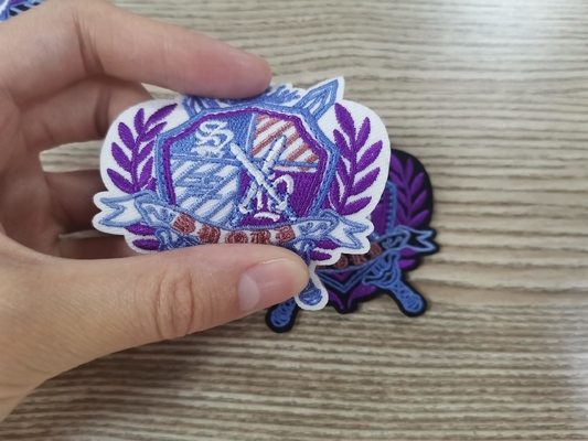 Etiquetas tecidas da dobradura do alto densidade roupa feita sob encomenda usando a ourela Techincs