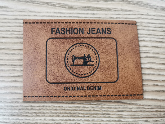 A cor feita sob encomenda gravada dos remendos de couro do plutônio do logotipo costura na roupa