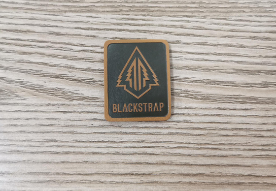 Costurar nos remendos que de couro do plutônio da roupa o vestuário etiqueta o logotipo gravado