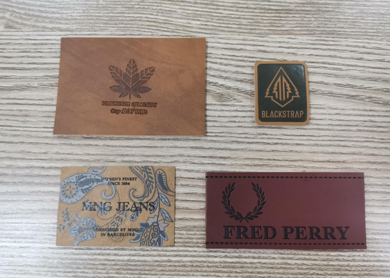 Costurar nos remendos que de couro do plutônio da roupa o vestuário etiqueta o logotipo gravado