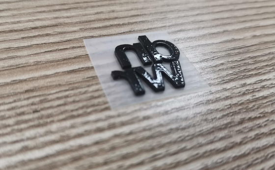 A transferência térmica da roupa etiqueta a impressão do silicone 3D com cor de Pantone