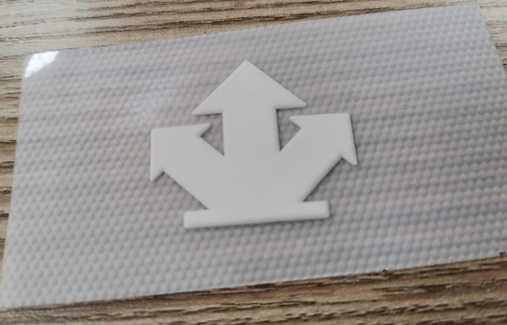 Etiqueta personalizada do silicone da transferência térmica do projeto 3D para a roupa