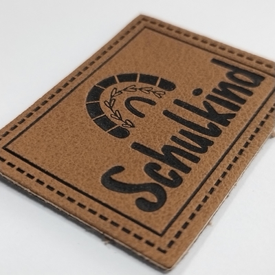 Microfiber gravou a etiqueta de couro do plutônio do logotipo costura na roupa personaliza o projeto