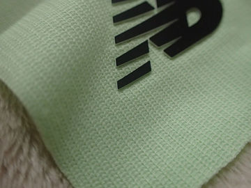 Duas etiquetas da roupa da transferência térmica do silicone da cor das camadas com sensação da mão macia para o vestuário exterior