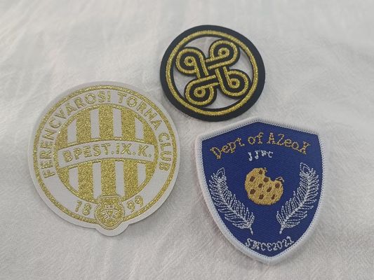 Desenho de logotipo requintado completo bordado em tecido