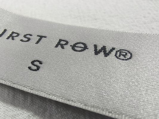 Etiquetas de tecido tecido laváveis personalizadas Costura no pescoço Etiquetas Corte a laser Bordas Patches macios para bolsas Roupas