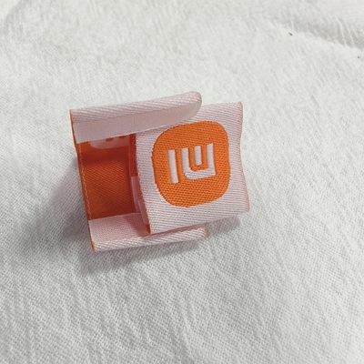 Etiquetas tecidas personalizadas de alta densidade para roupas, dobradas em capa de livro, para bolsas e roupas