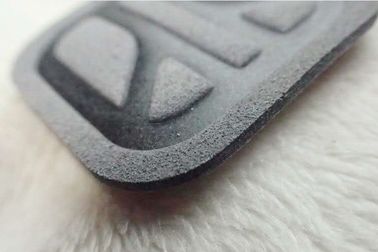Etiqueta a favor do meio ambiente macia cinzenta de Microfiber, logotipo de alta frequência de Costom para a roupa