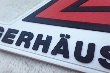 O vermelho e o branco gravaram crachás do silicone personalizaram remendos de borracha macios do PVC dos logotipos