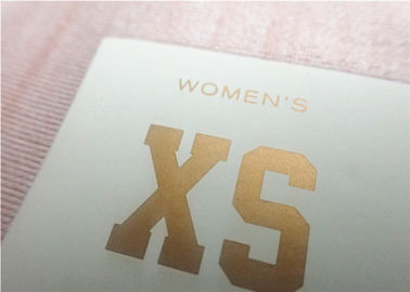 Etiquetas frias planas da roupa da transferência térmica do rasgo com a anti sublimação que imprime o logotipo feito-à-medida dourado