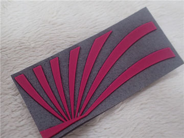 Remendos 3D de borracha vermelhos para o vestuário Microfiber cinzento macio com logotipo do silicone da injeção