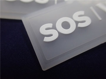 Os remendos de borracha feitos sob encomenda laváveis do logotipo, costuram - no crachá do silicone para o chapéu