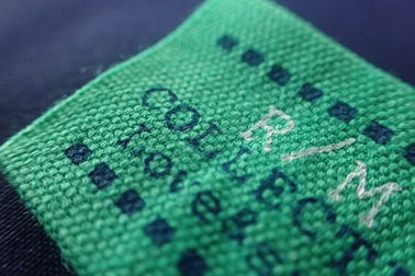 Etiquetas tecidas costume da impressão da tela do retângulo para a roupa, chapéus