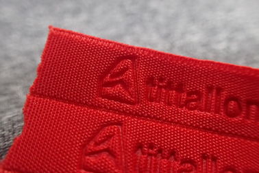 Faixa tecida Sportswear gravada vermelho