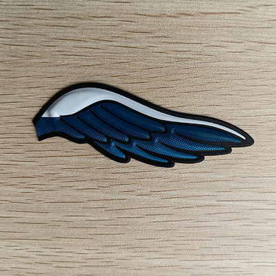 O ferro nos crachás 3D gravou a marca Logo Soft que TPU remenda para a roupa