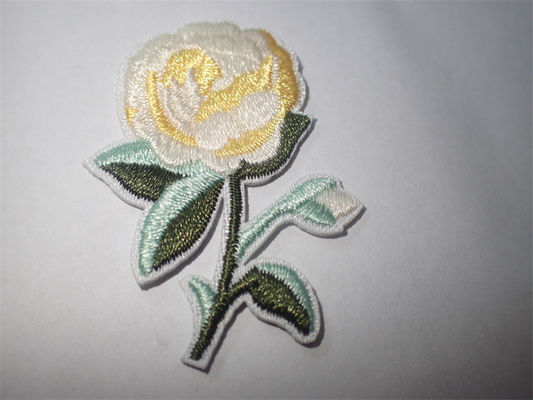 As flores feitas sob encomenda bordadas costuram ou passam no remendo para o Applique da roupa